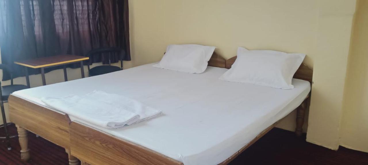 Om Rest House Hotel พาราณสี ภายนอก รูปภาพ