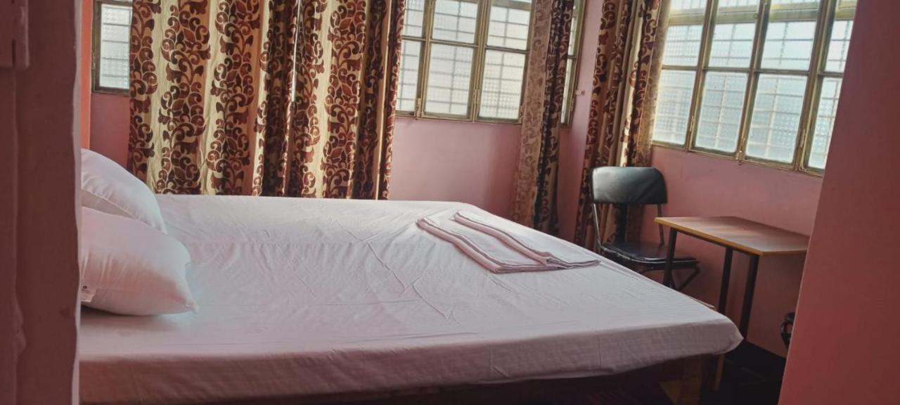 Om Rest House Hotel พาราณสี ภายนอก รูปภาพ