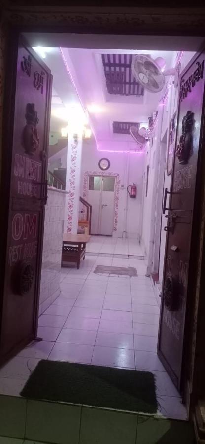 Om Rest House Hotel พาราณสี ภายนอก รูปภาพ
