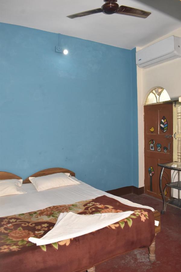 Om Rest House Hotel พาราณสี ภายนอก รูปภาพ